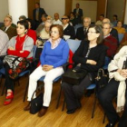 El público siguió con la máxima atención al escritor y académico leonés