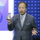 El presidente de Samsung, JK Shin, presenta la nueva versión de su móvil de alta gama, el Galaxy S5, en el Mobile World Congress de Barcelona.
