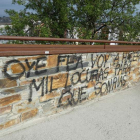 Imágenes de dos de las pintadas facilitadas por el Ayuntamiento de Ponferrada. DL