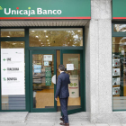 Imagen de una sucursal de Unicaja Banco. DL
