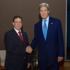 Apretón de manos entre el secretario de Estado de EEUU, John Kerry, y su homólogo cubano, Bruno Rodríguez, el jueves en Panamá.
