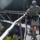 Varios excursionistas sobre uno de los puentes de madera de la ruta