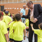 Silván saluda a un grupo de niños de los campus. F. OTERO