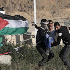 Manifestantes evacuan a un herido en las protestas de este sábado en Gaza.
