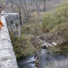 El presidente de los regantes, José Manuel González, observa la derivación de agua. CAMPOS