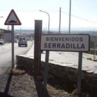 Vista de la entrada a la localidad cacereña de Serradilla donde una mujer mató presuntamente a su pa
