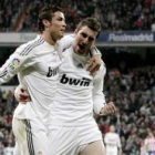 Higuaín (d) celebra con Cristiano su gol ante el Sporting.