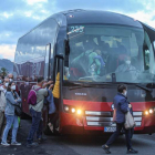 Cientos de personas hacen cola para desplazarse en los autobuses para ver el volcán. LUIS G.MORERA
