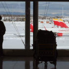 Un pasajero esperando en el aeropuerto de Barajas. KIKO HUESCA