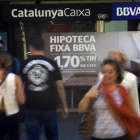 Ofertas de hipotecas, en una oficina bancaria de Catalunya Caixa-BBVA de Barcelona.