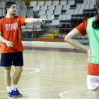 El técnico Javi Callejo hace una indicación.