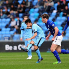 Manu García dispara en un encuentro de la Liga inglesa de la categoría sub-18.