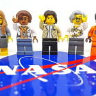 Las figuras de Lego de las cinco mujeres de la NASA.