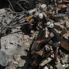 Operaciones de rescate en la ciudad de Ariha, en la provincia de Idleib, tras un bombardeo realizado el 31 de mayo pasado.