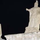 Imagen de esta misma semana de la estatua de Don Pelayo, sin la espada que le dio fama en la Reconquista.