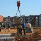 Varios trabajadores realizan su tarea en una obra