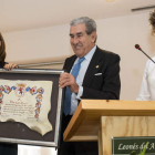 Pilar López recibe el premio de manos de Fernando Suárez en presencia de Ana García. F. OTERO PERANDONES
