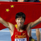Liu Xiang, con la bandera China, tras la prueba de 110 metros vallas del Mundial de Daegu, en el 2011.