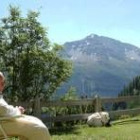 El Papa, Juan Pablo II, descansa durante sus vaciones estivales en la montaña de Italia