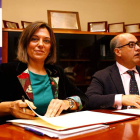 Milagros Marcos firma con el alcalde de Ávila, Miguel Ángel García Nieto.