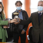 Juani Pérez y Secundino Andrés reciben la ‘Patata de Bronce’ de manos de Santiago Jorge. MARCIANO PÉREZ