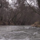 «Cruzaron un río de aguas caudalosas, levantando espuma con los caballos-¦».