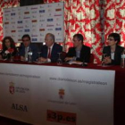 Sión (centro), alma del Magistral, con autoridades y patrocinadores ayer en la presentación.