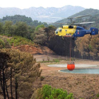 Un helicóptero carga agua para refrescar la zona incendiada. DANIEL PÉREZ
