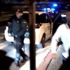 Imagen del vídeo grabado por Iñaki Abad al que ha tenido acceso EITB. En la imagen, con camisa blanca, el sargento de la Guardia Civil presuntamente apaleado en Alsasua.