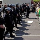 Un cordón policial se enfrenta a los manifestantes contra la ley de Arizona.
