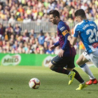 Messi, perseguido por Marc Roca en una acción del derbi.