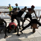 Un grupo de migrantes muestra su alegría tras conseguir saltar la valla fronteriza. JOSÉ M. RINCÓN