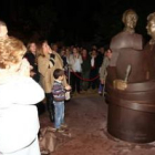 Yolanda Ordás, junto al alcalde, se emocionó al descubrir el monumento en bronce con su imagen y la