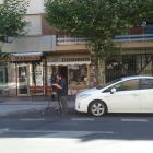 El hombre apuñalado fue encontrado a la altura del número 5 de la avenida de Mariano Andrés, tendido en la carretera junto a la señal que aparece en la imagen.