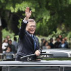 Moon Jae-in saluda tras la toma de posesión como nuevo presidente de Corea del Sur, en Seúl.