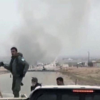 Combatientes kurdisorios montan guardia en el lugar del atentado, próximo a la ciudad siria de Hasaka.