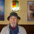 El veterano artista Manuel Jular posa ante dos de sus obras.