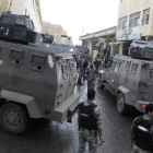Despliegue policial en la ciudadela de Karak después de los ataques armados del domingo.