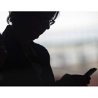 Una mujer realiza gestiones a través de su móvil. EFE