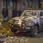 La grúa se lleva los vehículos de la Guardia Civil de la Conselleria de Economia atacados durante la protesta por las detenciones.
