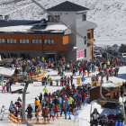 Los aficionados abarrotaron ayer las instalaciones de San Isidro en un día de nieve con sol