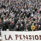 Concentración de pensionistas, este lunes ante el Ayuntamiento de Bilbao.