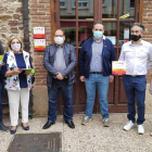 Entrega ayer de las placas a los establecimientos adheridos. A. R.