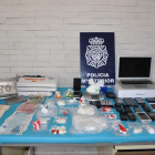 Droga, dinero y aparataje localizado por la Policía Nacional en los registros realizados