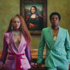 Beyoncé y Jay-Z, en el inicio del videoclip de Apeshit, frente a la Mona Lisa.