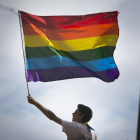 Un hombre sostiene la bandera gay del arcoiris en una marcha en San Francisco, Estados Unidos.