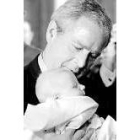 Bush observa a un bebé que nació de un embrión adoptado
