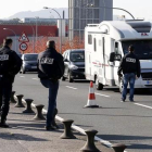 La policía francesa realiza un control en el puente que une Irún con Hendaya.