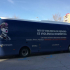 El polémico autobús con la imagen de Hitler.