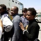 En la imagen, tres de los 42 inmigrantes interceptados en Tarifa